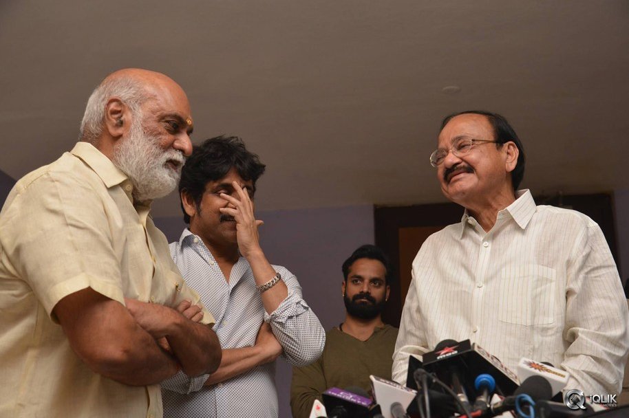 Venkaiah-Naidu-at-Om-Namo-Venkatesaya-Movie-Special-Show
